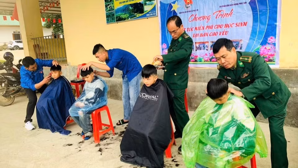 Chi đoàn Đồn Biên phòng Phúc Sơn và Đoàn Thanh niên xã Phúc Sơn phối hợp tổ chức cắt tóc miễn phí cho các em học sinh các Bản Cao Vều, xã Phúc Sơn, huyện Anh Sơn.