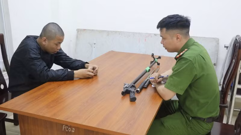 Cơ quan Công an lấy lời khai đối tượng cầm đầu Nguyễn Văn Trường. (Ảnh: CANA)