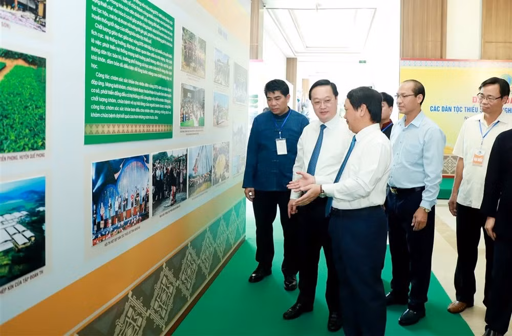 Các đại biểu tham quan trưng bày ảnh về hoạt động công tác dân tộc tỉnh Nghệ An giai đoạn 2019-2024. Các đại biểu tham quan trưng bày ảnh về hoạt động công tác dân tộc tỉnh Nghệ An giai đoạn 2019-2024.