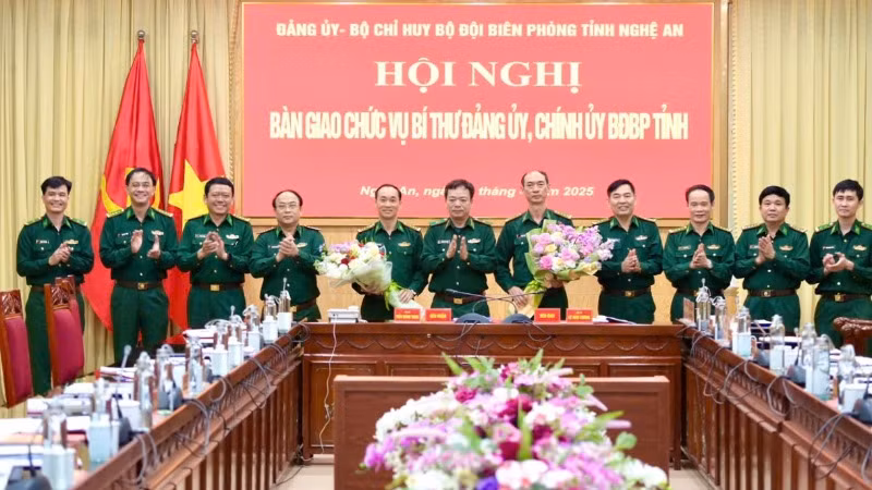 Thiếu tướng Nguyễn Văn Thiện, Phó Tư lệnh Bộ đội Biên phòng tặng hoa chúc mừng các đồng chí giao, nhận chức vụ Bí thư Đảng ủy, Chính ủy Bộ đội Biên phòng tỉnh Nghệ An.