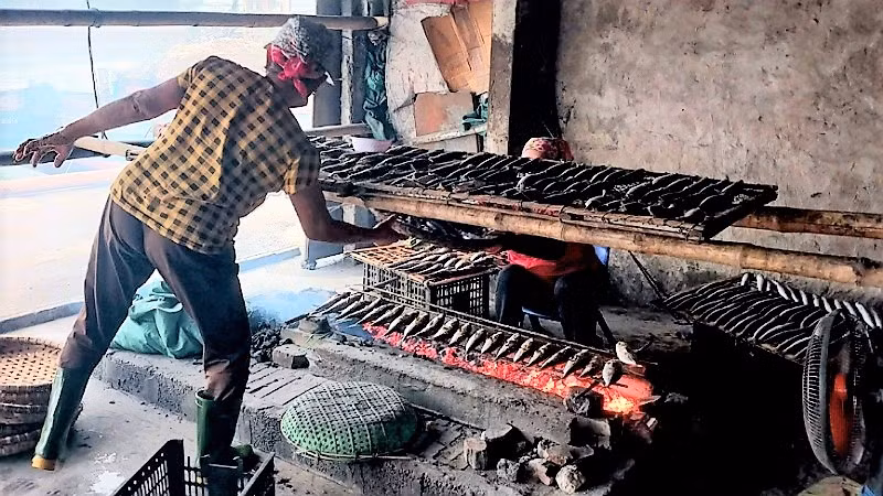 Các lò nướng đỏ lửa từ sáng sớm.
