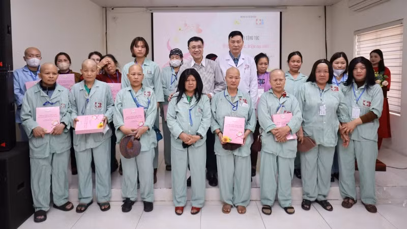 Thạc sĩ, bác sĩ Nguyễn Bá Tĩnh, Phó Giám đốc Quỹ Hỗ trợ bệnh nhân ung thư – Ngày mai tươi sáng (Bộ Y tế) trao tặng tóc cho các bệnh nhân.