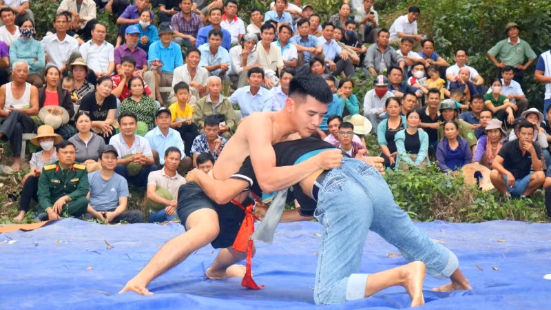Tương truyền, cứ vào mùa xuân hằng năm, Vua Mai cho các vùng tổ chức thi vật, chọn lấy những đô vật khỏe mạnh, bổ sung cho đội quân tiên phong. Đấu vật từ đó trở thành một tập quán trong các kỳ hội làng, thể hiện tinh thần thượng võ của người dân xứ Nghệ. Tương truyền, cứ vào mùa xuân hằng năm, Vua Mai cho các vùng tổ chức thi vật, chọn lấy những đô vật khỏe mạnh, bổ sung cho đội quân tiên phong. Đấu vật từ đó trở thành một tập quán trong các kỳ hội làng, thể hiện tinh thần thượng võ của người dân xứ Nghệ.