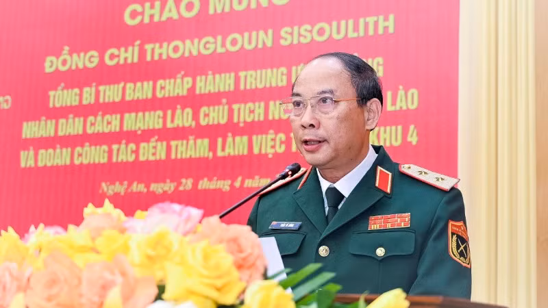 Trung tướng Trần Võ Dũng, Bí thư Đảng ủy, Chính ủy Quân khu 4 báo cáo tại buổi làm việc.