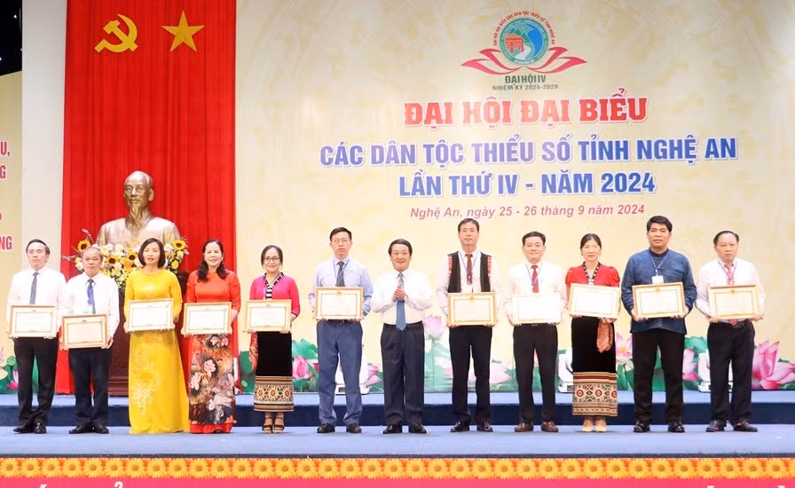 Bộ trưởng, Chủ nhiệm Ủy ban Dân tộc Hầu A Lềnh tặng Bằng khen và Kỷ niệm chương cho các tập thể, cá nhân. Bộ trưởng, Chủ nhiệm Ủy ban Dân tộc Hầu A Lềnh tặng Bằng khen và Kỷ niệm chương cho các tập thể, cá nhân.