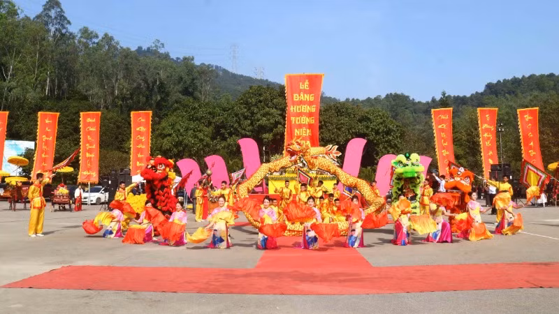 Biểu diễn múa lân - sư - rồng chào mừng Lễ hội. Biểu diễn múa lân - sư - rồng chào mừng Lễ hội.