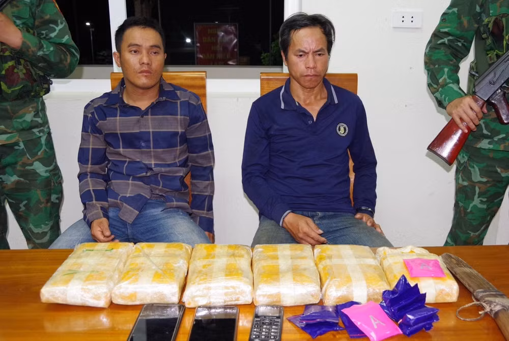 Cơ Xồng (bên trái) và Cha Mềnh Vừ bị bắt cùng tang vật. Cơ Xồng (bên trái) và Cha Mềnh Vừ bị bắt cùng tang vật.