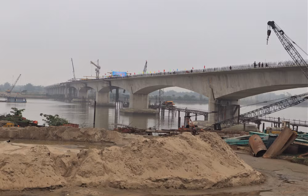Đến thời điểm này cầu Hưng Đức đã được thi công hoàn thành hơn 95% khối lượng, vượt tiến độ kế hoạch đề ra.