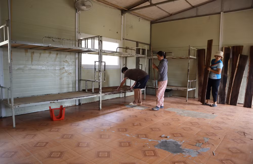 Giáo viên Trường phổ thông dân tộc bán trú tiểu học và trung học cơ sở Nậm Càn, huyện Kỳ Sơn chuẩn bị nơi ăn ở cho học sinh.