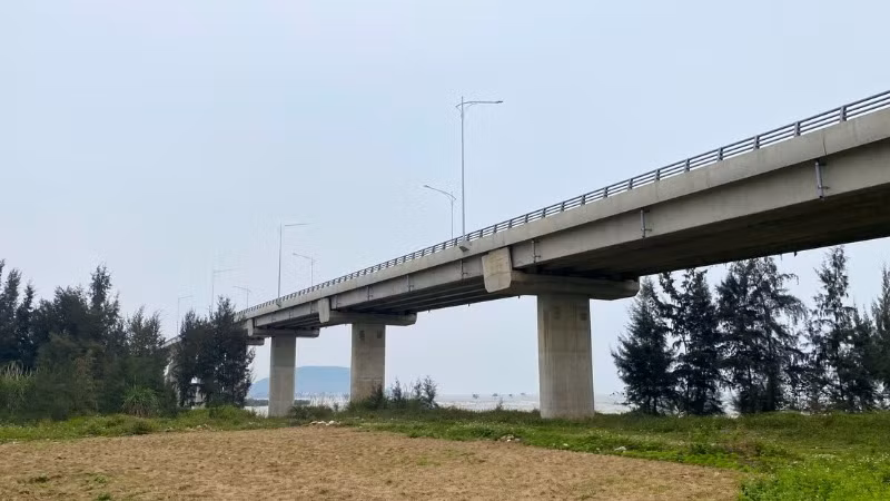 Toàn dự án có 8 cầu, trong đó có 5 cầu lớn và 3 cầu nhỏ. (Ảnh: NGỌC TÚ)
