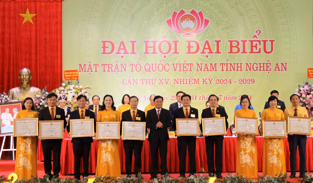Đồng chí Thái Thanh Quý tặng Bằng khen của Chủ tịch Ủy ban nhân dân tỉnh Nghệ An cho các tập thể và cá nhân có thành tích xuất sắc trong công tác Mặt trận. Đồng chí Thái Thanh Quý tặng Bằng khen của Chủ tịch Ủy ban nhân dân tỉnh Nghệ An cho các tập thể và cá nhân có thành tích xuất sắc trong công tác Mặt trận.