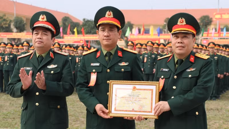Thừa ủy quyền của Bộ trưởng Quốc phòng, Thiếu tướng Phan Văn Sỹ, Phó Chủ nhiệm Chính trị Quân khu 4 trao danh hiệu Đơn vị vững mạnh toàn diện “Mẫu mực, tiêu biểu” tặng Bộ Chỉ huy Quân sự tỉnh Nghệ An vì đã hoàn thành xuất sắc, toàn diện nhiệm vụ năm 2024. Thừa ủy quyền của Bộ trưởng Quốc phòng, Thiếu tướng Phan Văn Sỹ, Phó Chủ nhiệm Chính trị Quân khu 4 trao danh hiệu Đơn vị vững mạnh toàn diện “Mẫu mực, tiêu biểu” tặng Bộ Chỉ huy Quân sự tỉnh Nghệ An vì đã hoàn thành xuất sắc, toàn diện nhiệm vụ năm 2024.