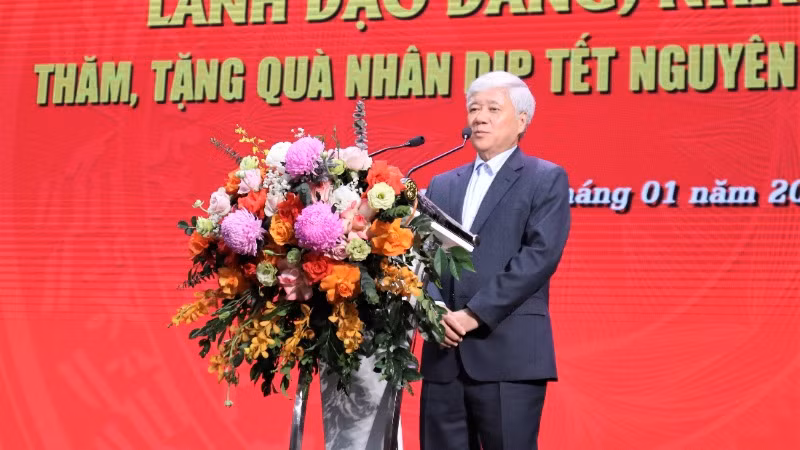 Đồng chí Đỗ Văn Chiến mong muốn công nhân, người lao động và nhân dân Nghệ An khắc phục khó khăn, nỗ lực phấn đấu để gặt hái nhiều thành công trong năm 2025.