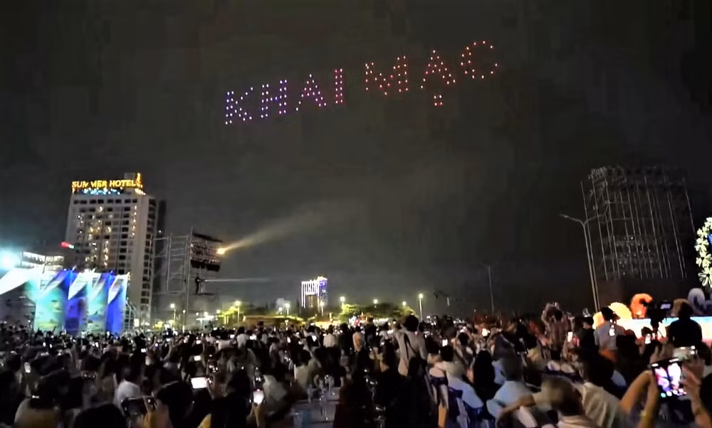 Màn biểu diễn tạo hình nghệ thuật trên không bằng thiết bị bay không người lái. Màn biểu diễn tạo hình nghệ thuật trên không bằng thiết bị bay không người lái.