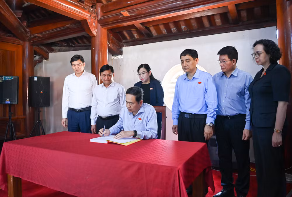 Chủ tịch Quốc hội Trần Thanh Mẫn ghi sổ lưu niệm tại Nghĩa trang Liệt sĩ Quốc tế Việt-Lào. Chủ tịch Quốc hội Trần Thanh Mẫn ghi sổ lưu niệm tại Nghĩa trang Liệt sĩ Quốc tế Việt-Lào.