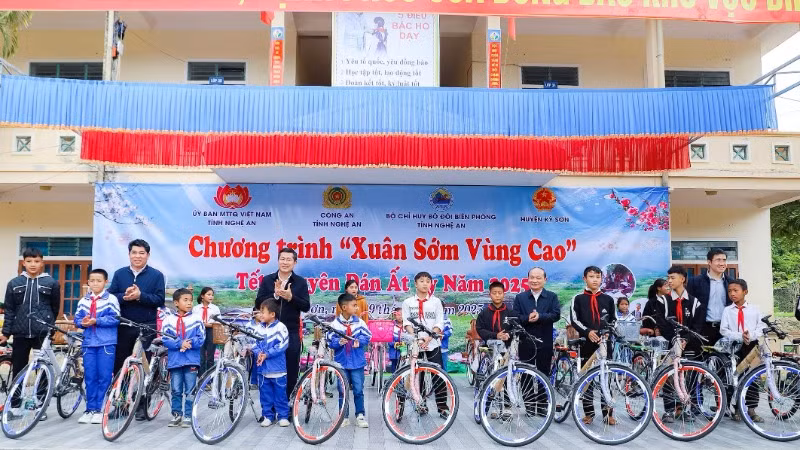 Lãnh đạo các sở, ngành tỉnh Nghệ An trao xe đạp cho các học sinh có hoàn cảnh khó khăn, vươn lên học tốt. Lãnh đạo các sở, ngành tỉnh Nghệ An trao xe đạp cho các học sinh có hoàn cảnh khó khăn, vươn lên học tốt.