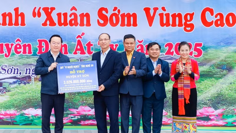 Bí thư Tỉnh ủy Nghệ An Nguyễn Đức Trung trao quà Tết cho người nghèo và kinh phí mua con giống cho hộ nghèo đặc biệt khó khăn huyện Kỳ Sơn để phát triển kinh tế. 