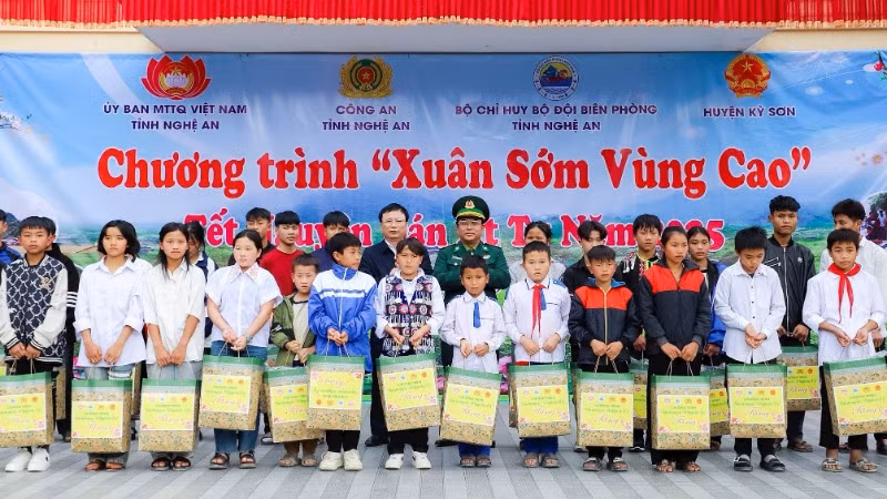 Phó Chủ tịch Ủy ban nhân dân tỉnh Nghệ An Bùi Đình Long và Đại tá Nguyễn Công Lực, Chỉ huy trưởng Bộ Chỉ huy Bộ đội Biên phòng tỉnh Nghệ An trao quà cho các em học sinh. Phó Chủ tịch Ủy ban nhân dân tỉnh Nghệ An Bùi Đình Long và Đại tá Nguyễn Công Lực, Chỉ huy trưởng Bộ Chỉ huy Bộ đội Biên phòng tỉnh Nghệ An trao quà cho các em học sinh.