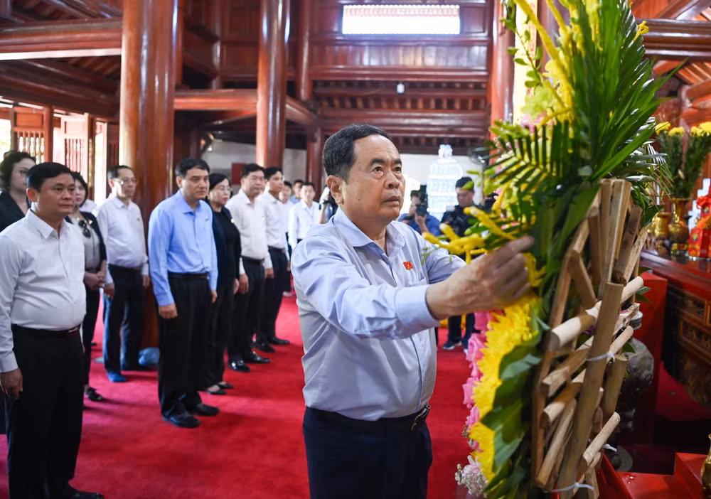 Chủ tịch Quốc hội Trần Thanh Mẫn dâng hương tại đền thờ Chủ tịch Hồ Chí Minh ở Nghĩa trang Liệt sĩ Quốc tế Việt-Lào. Chủ tịch Quốc hội Trần Thanh Mẫn dâng hương tại đền thờ Chủ tịch Hồ Chí Minh ở Nghĩa trang Liệt sĩ Quốc tế Việt-Lào.
