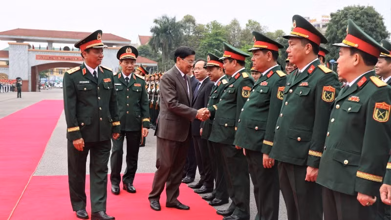 Cán bộ, chiến sĩ lực lượng vũ trang Quân khu 4 chào đón Tổng Bí thư Đảng Nhân dân Cách mạng Lào, Chủ tịch nước Lào Thongloun Sisoulith.