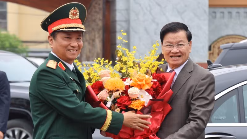 Trung tướng Hà Thọ Bình, Tư lệnh Quân khu 4 tặng hoa, chào mừng Tổng Bí thư Đảng Nhân dân Cách mạng Lào, Chủ tịch nước Lào Thongloun Sisoulith đến thăm Quân khu 4.