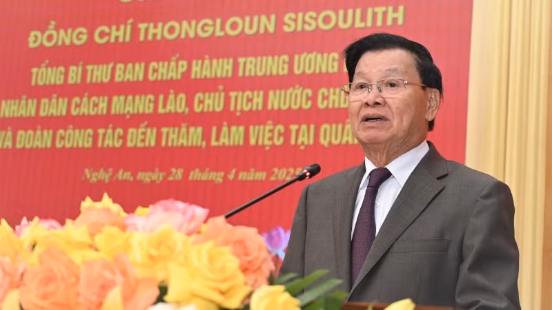 Đồng chí Thongloun Sisoulith, Tổng Bí thư Đảng Nhân dân Cách mạng Lào, Chủ tịch nước Lào phát biểu tại buổi làm việc.
