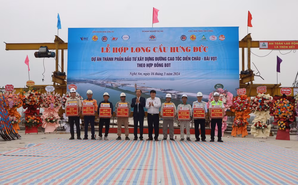 Lãnh đạo Ban Quản lý Dự án 6 (Bộ Giao thông vận tải) tặng quà động viên, chúc mừng các đơn vị thi công.