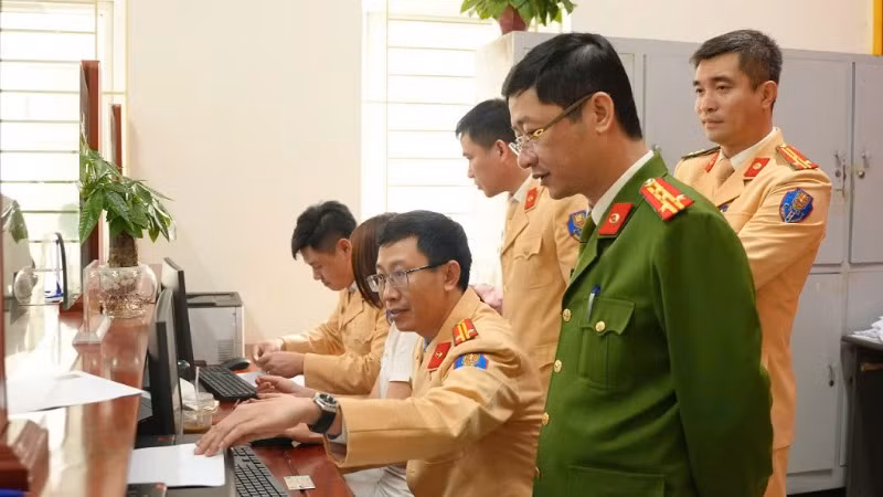 Đại tá Trần Ngọc Tuấn, Phó Giám đốc Công an tỉnh Nghệ An kiểm tra, chỉ đạo vận hành bộ phận cấp đổi giấy phép lái xe tại bộ phận "Một cửa" của Phòng Cảnh sát giao thông. Đại tá Trần Ngọc Tuấn, Phó Giám đốc Công an tỉnh Nghệ An kiểm tra, chỉ đạo vận hành bộ phận cấp đổi giấy phép lái xe tại bộ phận "Một cửa" của Phòng Cảnh sát giao thông.