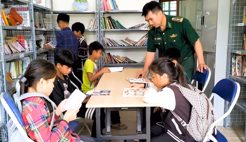 Ở mô hình “Đồng hành cùng ký túc xá vùng biên”, các học sinh sẽ được duy trì chế độ sinh hoạt theo nền nếp quân đội, dưới dự hướng dẫn của cán bộ tổ công tác Đồn Biên phòng.