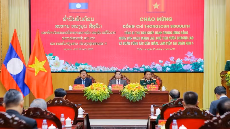Quang cảnh buổi đón tiếp và làm việc.