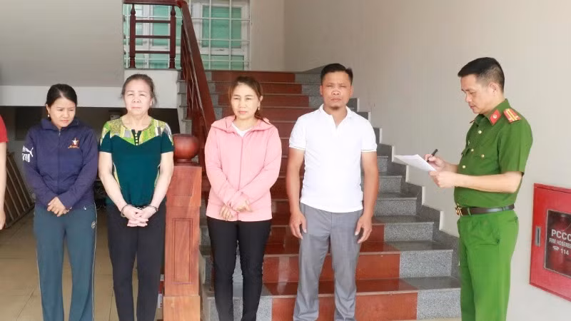 Nhóm đối tượng buôn bán kem đánh răng, dầu gội, nước xả vải... giả các nhãn hiệu vừa bị Công an tỉnh Nghệ An bắt giữ, khởi tố. (Ảnh: Công an Nghệ An) Nhóm đối tượng buôn bán kem đánh răng, dầu gội, nước xả vải... giả các nhãn hiệu vừa bị Công an tỉnh Nghệ An bắt giữ, khởi tố. (Ảnh: Công an Nghệ An)