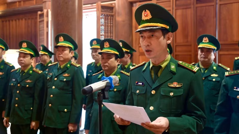 Đại tá Lê Như Cương, Bí thư Đảng ủy, Chính ủy Bộ đội Biên phòng tỉnh Nghệ An báo công lên anh linh Chủ tịch Hồ Chí Minh những thành tích nổi bật của đơn vị đạt được trong năm qua.