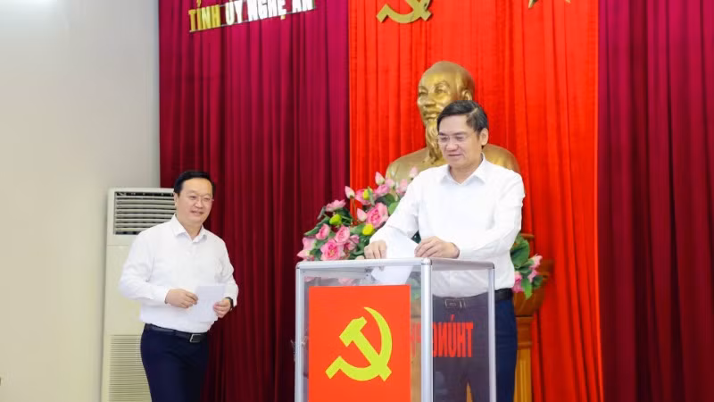 Các đồng chí trong Thường trực Tỉnh ủy Nghệ An bỏ phiếu bầu Bí thư Tỉnh ủy Nghệ An nhiệm kỳ 2020-2025. Các đồng chí trong Thường trực Tỉnh ủy Nghệ An bỏ phiếu bầu Bí thư Tỉnh ủy Nghệ An nhiệm kỳ 2020-2025.