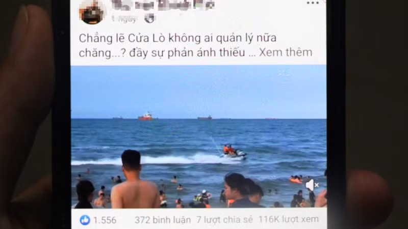 Hình ảnh mô-tô nước “quần thảo” khu vực bãi tắm được cho là ở biển Cửa Lò thu hút sự chú ý từ cộng đồng mạng.