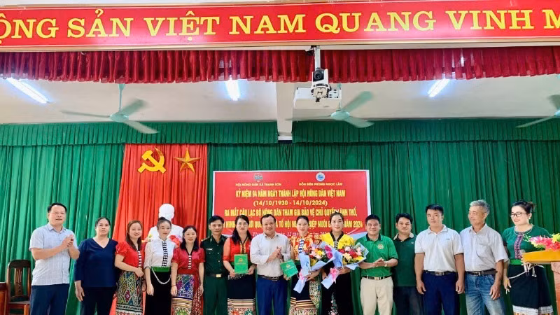 Lãnh đạo Hội nông dân huyện Thanh Chương và Đồn Biên phòng Ngọc Lâm tặng hoa chúc mừng Câu lạc bộ.