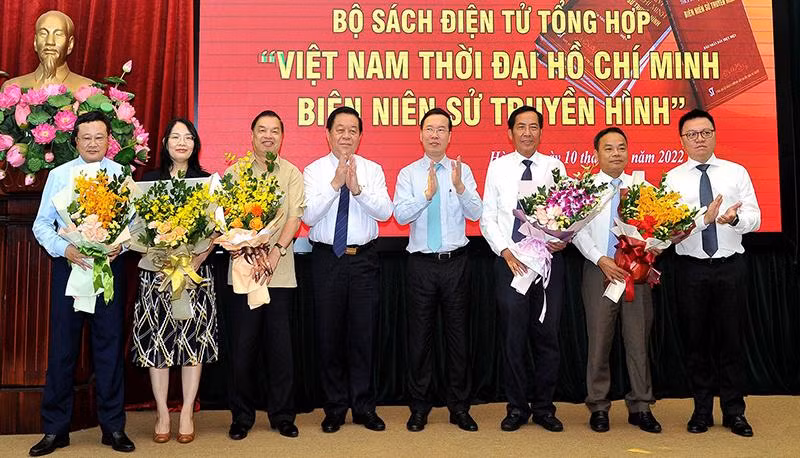 Ủy viên Bộ Chính trị, Thường trực Ban Bí thư Võ Văn Thưởng; Bí thư Trung ương Đảng, Trưởng Ban Tuyên giáo Trung ương Nguyễn Trọng Nghĩa; Ủy viên Trung ương Đảng, Tổng Biên tập Báo Nhân Dân Lê Quốc Minh tặng hoa cho đại diện Ban biên soạn bộ sách. Ảnh: ĐĂNG KHOA