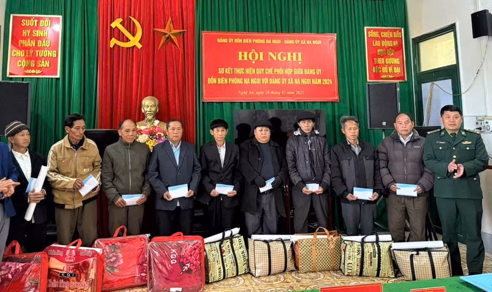 Đồn Biên phòng Na Ngoi tổ chức Hội nghị sơ kết thực hiện Quy chế phối hợp giữa Đảng ủy Đồn Biên phòng Na Ngoi với Đảng ủy xã Na Ngoi (huyện Kỳ Sơn) năm 2024 và gặp mặt, tặng quà cho người có uy tín trên địa bàn xã.
