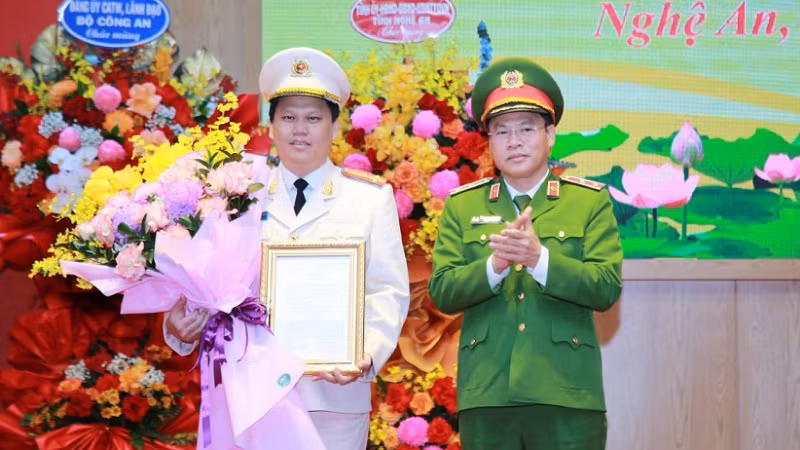 Thứ trưởng Công an Nguyễn Văn Long trao Quyết định và tặng hoa chúc mừng Đại tá Bùi Quang Thanh.