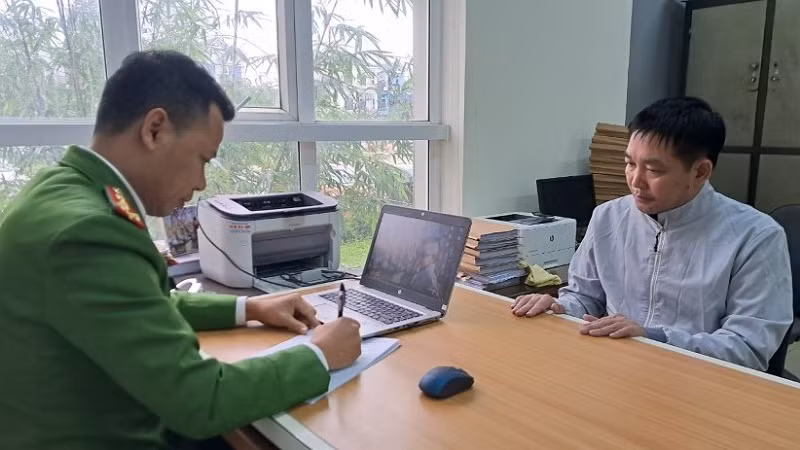 Đối tượng Lưu Khắc Tùng tại Cơ quan Công an. (Ảnh: Công an Nghệ An cung cấp)