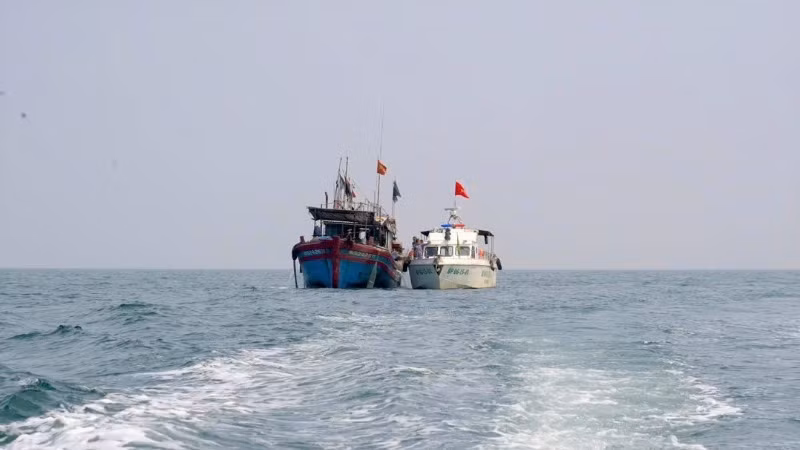 Phương tiện tuần tra của Bộ đội Biên phòng tỉnh Nghệ An tiếp cận, kiểm tra một tàu cá hoạt động trên biển. Phương tiện tuần tra của Bộ đội Biên phòng tỉnh Nghệ An tiếp cận, kiểm tra một tàu cá hoạt động trên biển.