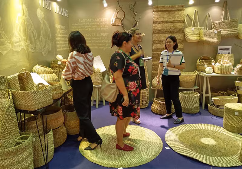 Sản phẩm đan cói của doanh nghiệp xuất khẩu Việt Trang tại hội chợ quốc tế Lifestyle Vietnam 2019 do Vietcraft tổ chức.