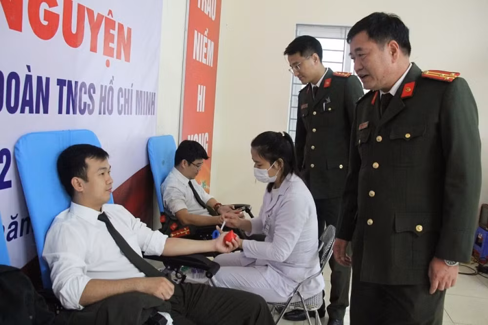 Lãnh đạo các đơn vị quan tâm, động viên cán bộ, chiến sĩ tham gia hiến máu. Lãnh đạo các đơn vị quan tâm, động viên cán bộ, chiến sĩ tham gia hiến máu.