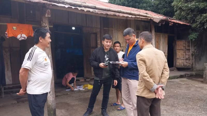 Phóng viên trao đổi với người dân đang sinh sống ở bản Cò Phào, xã Yên Na, huyện Tương Dương. Phóng viên trao đổi với người dân đang sinh sống ở bản Cò Phào, xã Yên Na, huyện Tương Dương.