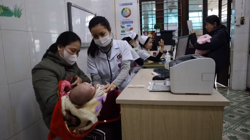 Các bác sĩ khuyến cáo, phụ huynh không tự ý điều trị cho trẻ tại nhà.