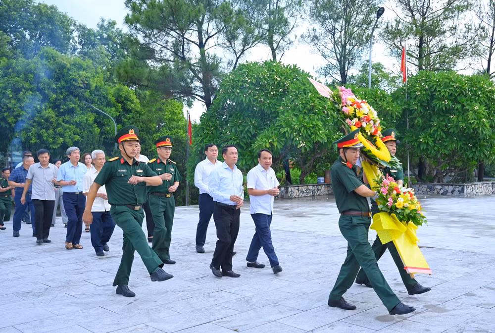 Đoàn công tác của Hội Nhà báo Việt Nam dâng hương, dâng hoa tưởng nhớ các anh hùng liệt sĩ tại Nghĩa trang Liệt sĩ huyện Nghi Lộc. Đoàn công tác của Hội Nhà báo Việt Nam dâng hương, dâng hoa tưởng nhớ các anh hùng liệt sĩ tại Nghĩa trang Liệt sĩ huyện Nghi Lộc.
