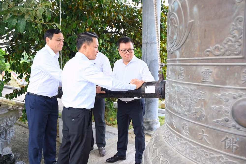 Đồng chí Lê Quốc Minh, Ủy viên Trung ương Đảng, Tổng Biên tập Báo Nhân Dân, Phó Trưởng Ban Tuyên giáo Trung ương, Chủ tịch Hội Nhà báo Việt Nam và các đại biểu thỉnh chuông tại các phần mộ liệt sĩ, Nghĩa trang Liệt sĩ Quốc tế Việt-Lào. Đồng chí Lê Quốc Minh, Ủy viên Trung ương Đảng, Tổng Biên tập Báo Nhân Dân, Phó Trưởng Ban Tuyên giáo Trung ương, Chủ tịch Hội Nhà báo Việt Nam và các đại biểu thỉnh chuông tại các phần mộ liệt sĩ, Nghĩa trang Liệt sĩ Quốc tế Việt-Lào.
