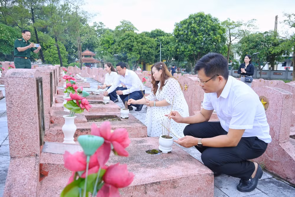 Các đại biểu thắp hương tưởng nhớ công ơn các anh hùng liệt sĩ. Các đại biểu thắp hương tưởng nhớ công ơn các anh hùng liệt sĩ.