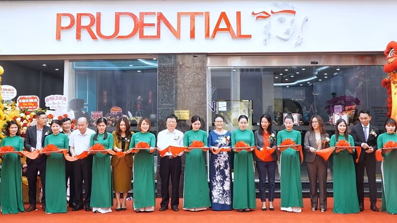 Cắt băng khánh thành Văn phòng Tổng đại lý của Prudential theo mô hình mới tại thành phố Vinh, Nghệ An.