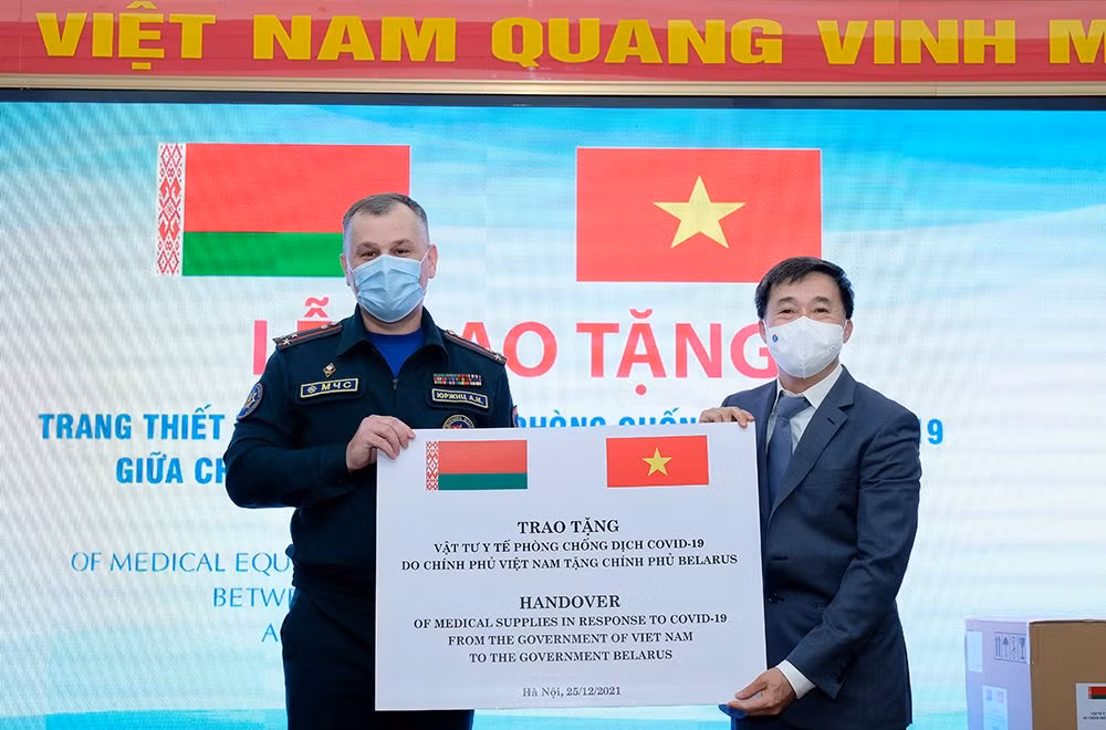 Lãnh đạo Bộ Y tế Việt Nam trao tặng nhân dân Cộng hòa Belarus các trang thiết bị phòng, chống dịch.