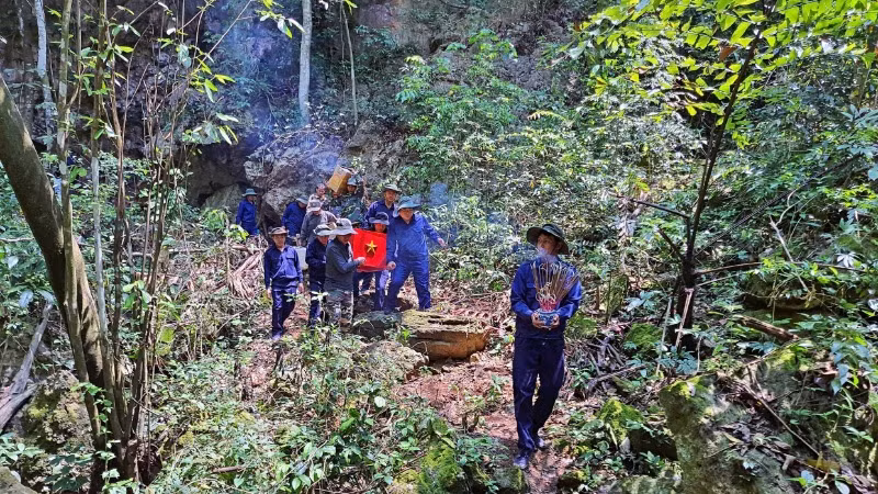 Cán bộ, nhân viên Đội quy tập, Bộ Chỉ huy Quân sự tỉnh Nghệ An di chuyển hài cốt liệt sĩ về nơi thờ tự. (Ảnh: Đội quy tập cung cấp)